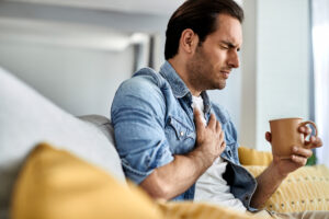 O que é bom para refluxo gástrico? Sintomas, alimentos e tratamento
